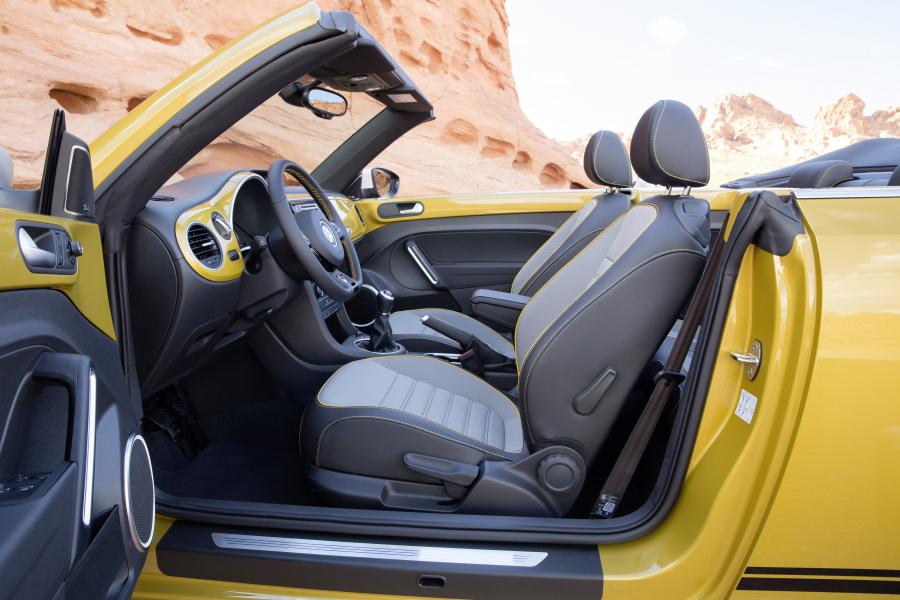  Volkswagen Beetle Dune Convertible 2016 года  (фото 31 из 32)